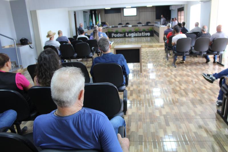 Diretores da Agro Laranjeiras apresentam aos vereadores detalhes da instalação da empresa em Laranjeiras do Sul