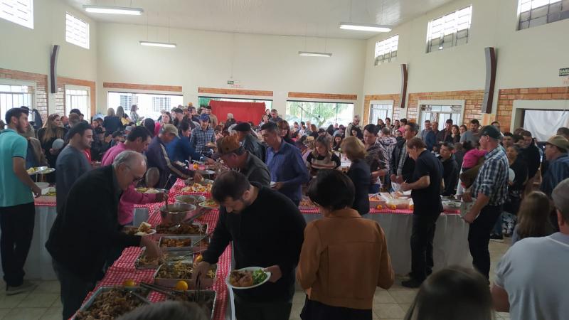 Festa gastronômica do cabrito, neste domingo, reuniu centenas de pessoas