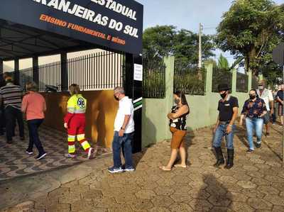 Eleitores chegaram Ã s 6h da manhÃ£ para votar