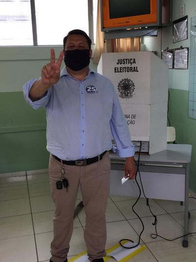 Raspinha votou no ColÃ©gio Floriano Peixoto
