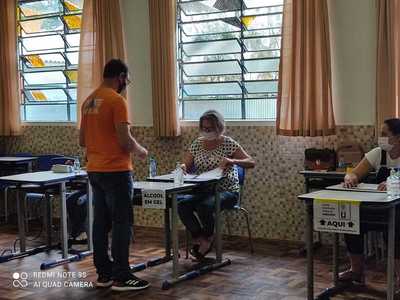 Professor LÃ­dio votou na Escola Ã‰rico VerÃ­ssimo