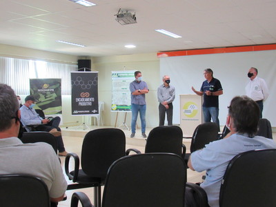 CREA-PR e Coprossel firmam convÃªnio que democratiza o acesso dos produtores rurais Ã  assistÃªncia tÃ©cnica profissional