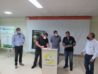 CREA-PR e Coprossel firmam convÃªnio que democratiza o acesso dos produtores rurais Ã  assistÃªncia tÃ©cnica profissional