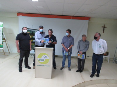 CREA-PR e Coprossel firmam convÃªnio que democratiza o acesso dos produtores rurais Ã  assistÃªncia tÃ©cnica profissional