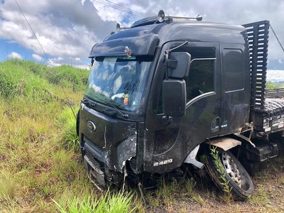 TrÃªs pessoas morrem em acidente entre carro e caminhÃ£o na PR-170, em Guarapuava