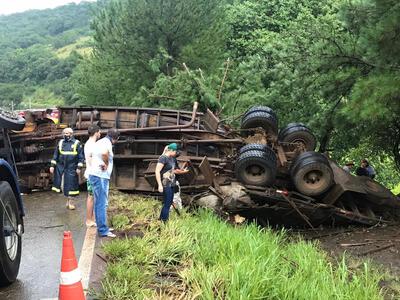 Marquinho: Acidente envolvendo dois caminhÃµes boiadeiro aconteceu prÃ³ximo ao Rio do Cobre 