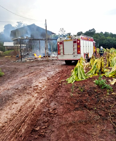 Virmond: BarracÃ£o de fumo Ã© destruÃ­do pelo fogo no interior do municÃ­pio