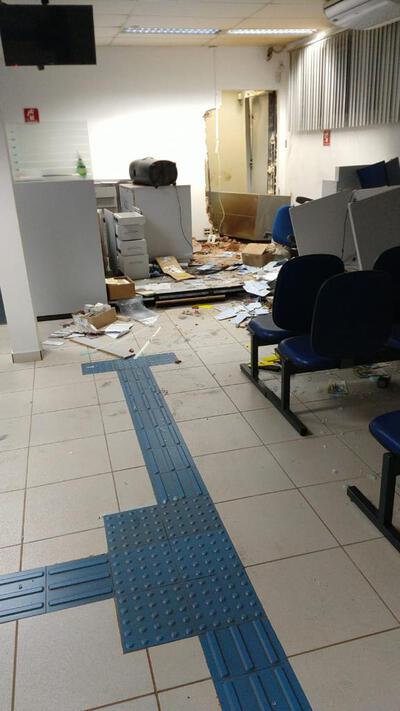 TrÃªs bandidos sÃ£o mortos e um Ã© preso apÃ³s tentativa de roubo a banco no PR