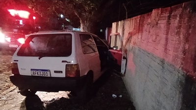 Laranjeiras: Condutor fica gravemente ferido apÃ³s colidir veÃ­culo contra Ã¡rvore