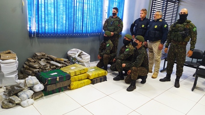 Laranjeiras: VeÃ­culo carregado com drogas fura bloqueio do ExÃ©rcito no posto da PRF