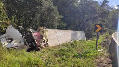 N. Laranjeiras: CaminhÃ£o carregado com carne de frango tomba na BR 277