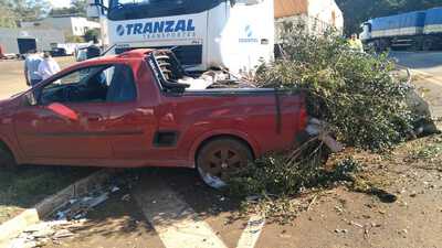 Cantagalo: ColisÃ£o entre carro e carreta Ã© registrado na BR 277 