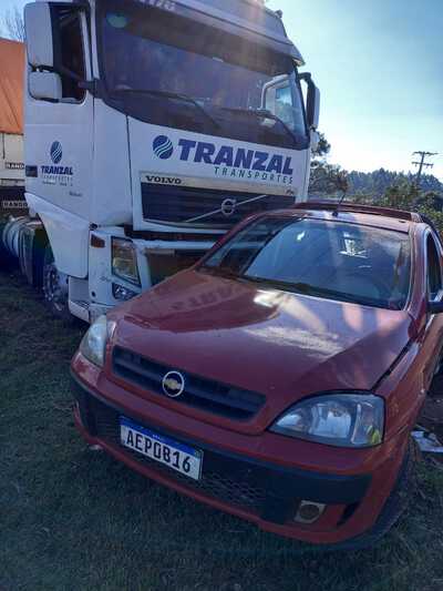 Cantagalo: ColisÃ£o entre carro e carreta Ã© registrado na BR 277 