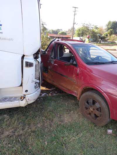 Cantagalo: ColisÃ£o entre carro e carreta Ã© registrado na BR 277 