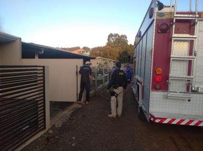 N. Laranjeiras: Casa situada atrÃ¡s do Restaurante Martelo pega fogo