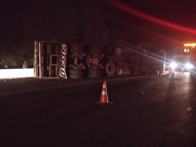 N. Laranjeiras: Carreta carregada com tÃ¡buas tomba na BR 277