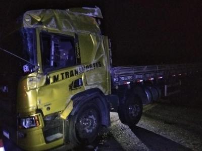 N. Laranjeiras: Carreta carregada com tÃ¡buas tomba na BR 277