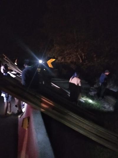 N. Laranjeiras: Carreta carregada com tÃ¡buas tomba na BR 277