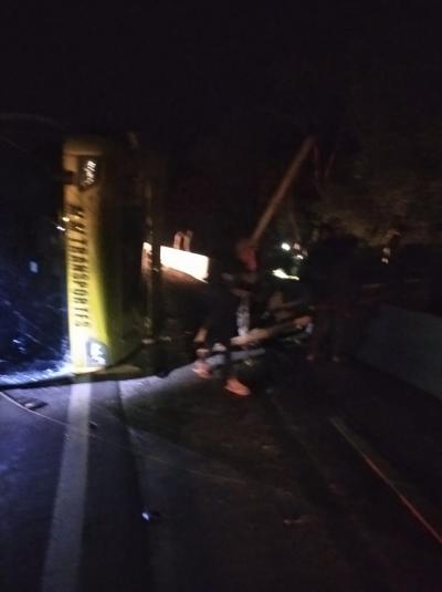 N. Laranjeiras: Carreta carregada com tÃ¡buas tomba na BR 277