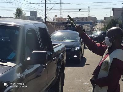 ProcissÃ£o e bÃªnÃ§Ã£o dos carros no dia da Padroeira Santâ€™Ana