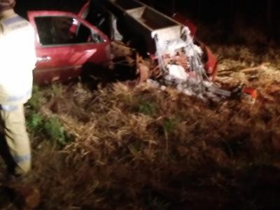 Laranjeiras: VeÃ­culo bate em poste na BR 158 e duas pessoas ficam feridas