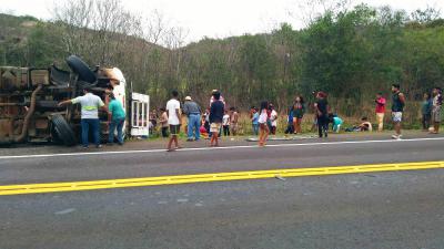 N. Laranjeiras: Carreta carregada com urÃ©ia tomba na BR 277