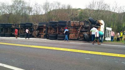 N. Laranjeiras: Carreta carregada com urÃ©ia tomba na BR 277