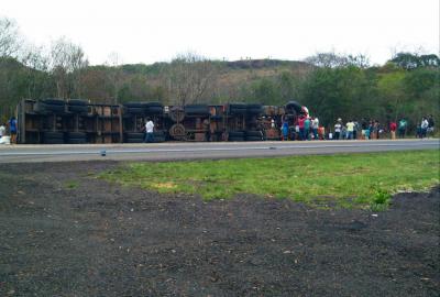 N. Laranjeiras: Carreta carregada com urÃ©ia tomba na BR 277