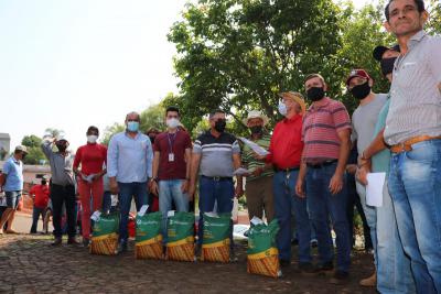 Secretaria de Agricultura de Virmond entrega pacote agrÃ­cola e lanÃ§a programa de calcÃ¡rio