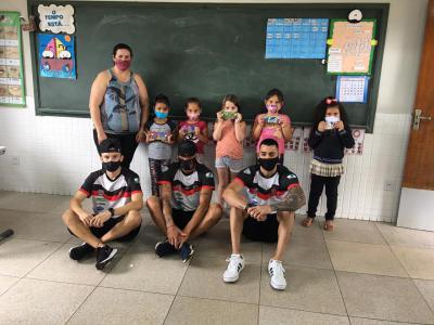  Torcida Sangue Rubro Negro e Jogadores do OperÃ¡rio do Feminino e masculino fizeram a entrega dos brinquedos da AÃ§Ã£o entre Amigos.