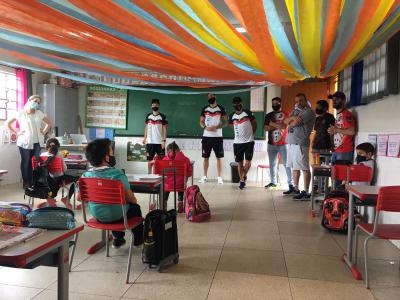  Torcida Sangue Rubro Negro e Jogadores do Operário do Feminino e masculino fizeram a entrega dos brinquedos da Ação entre Amigos.