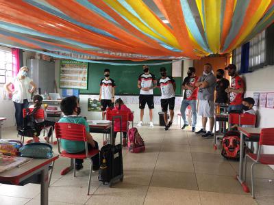 Torcida Sangue Rubro Negro e Jogadores do OperÃ¡rio do Feminino e masculino fizeram a entrega dos brinquedos da AÃ§Ã£o entre Amigos.