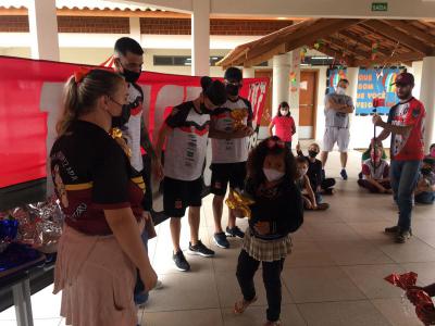  Torcida Sangue Rubro Negro e Jogadores do OperÃ¡rio do Feminino e masculino fizeram a entrega dos brinquedos da AÃ§Ã£o entre Amigos.