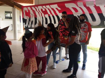  Torcida Sangue Rubro Negro e Jogadores do OperÃ¡rio do Feminino e masculino fizeram a entrega dos brinquedos da AÃ§Ã£o entre Amigos.
