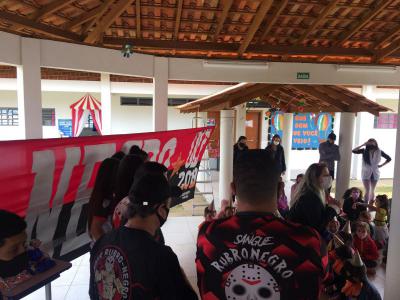  Torcida Sangue Rubro Negro e Jogadores do OperÃ¡rio do Feminino e masculino fizeram a entrega dos brinquedos da AÃ§Ã£o entre Amigos.