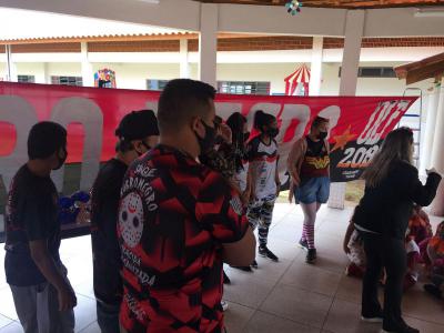  Torcida Sangue Rubro Negro e Jogadores do Operário do Feminino e masculino fizeram a entrega dos brinquedos da Ação entre Amigos.