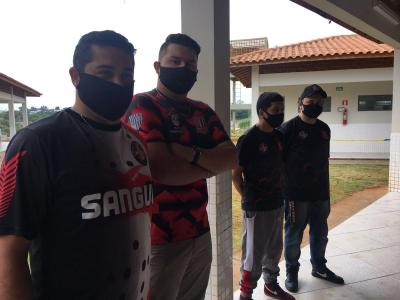  Torcida Sangue Rubro Negro e Jogadores do OperÃ¡rio do Feminino e masculino fizeram a entrega dos brinquedos da AÃ§Ã£o entre Amigos.