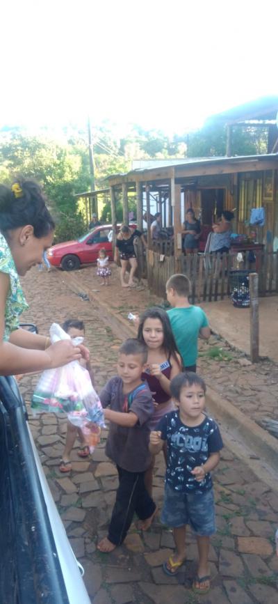 Mesa dos Anjos distribuiu aproximadamente 1.200 kits de doces no Dia da CrianÃ§a