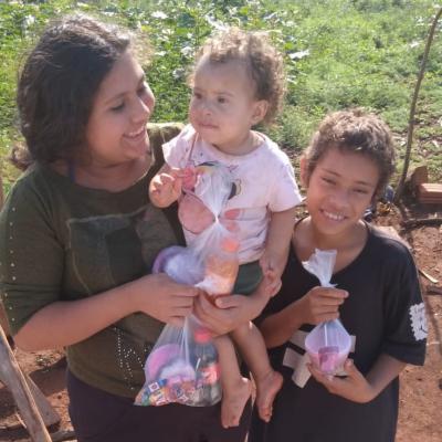 Mesa dos Anjos distribuiu aproximadamente 1.200 kits de doces no Dia da CrianÃ§a