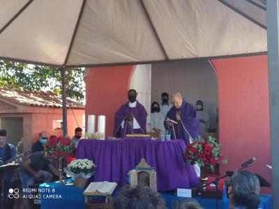 FiÃ©is participam da celebraÃ§Ã£o da missa do Dia de Finados no CemitÃ©rio Municipal de Laranjeiras