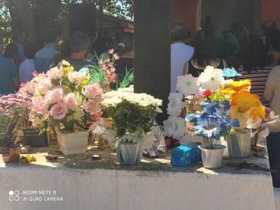 FiÃ©is participam da celebraÃ§Ã£o da missa do Dia de Finados no CemitÃ©rio Municipal de Laranjeiras