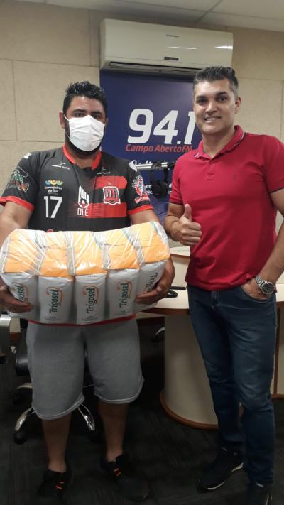 Ganhadores dos prÃªmios dos jogos do OperÃ¡rio Laranjeiras retiram na emissora seus brindes.