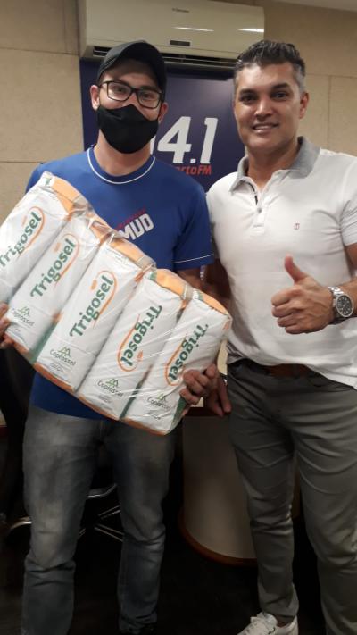 Ganhadores dos prÃªmios dos jogos do OperÃ¡rio Laranjeiras retiram na emissora seus brindes.
