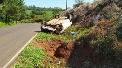 Laranjeiras: Veículo Gol capota na PR 565 próximo ao Esquadrão Regate