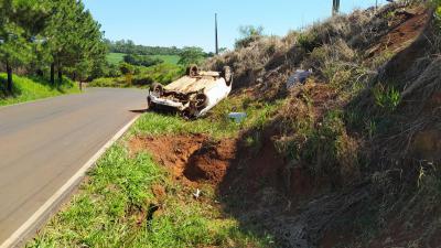 Laranjeiras: Veículo Gol capota na PR 565 próximo ao Esquadrão Regate