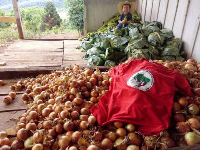 â€œNatal Sem Fomeâ€: FamÃ­lias do MST, posseiros e faxinalenses partilham  alimentos em PinhÃ£o (PR), nesta sexta (17) 