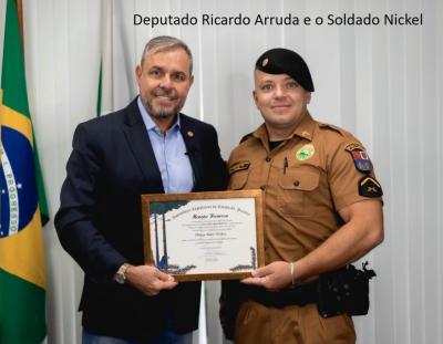 PMs de Laranjeiras do Sul sÃ£o homenageados na ALEP por salvamento de crianÃ§a