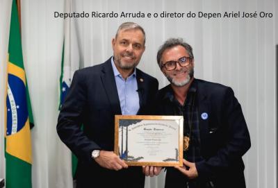 PMs de Laranjeiras do Sul sÃ£o homenageados na ALEP por salvamento de crianÃ§a