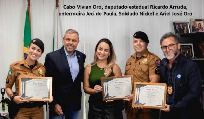 PMs de Laranjeiras do Sul sÃ£o homenageados na ALEP por salvamento de crianÃ§a