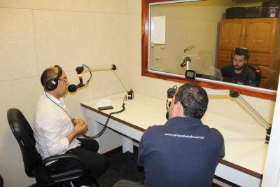 Padre Paulo Carlos De Souza Diretor Geral da Central Cultura de ComunicaÃ§Ã£o Visitou a Campo Aberto FM